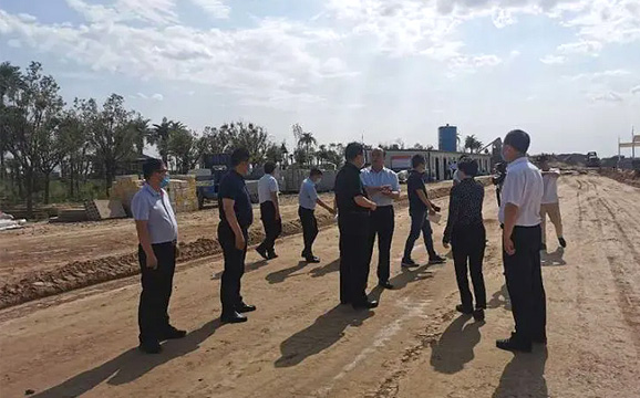 渭南市委书记魏建锋视察十四运大荔沙苑沙滩排球场地建设情况